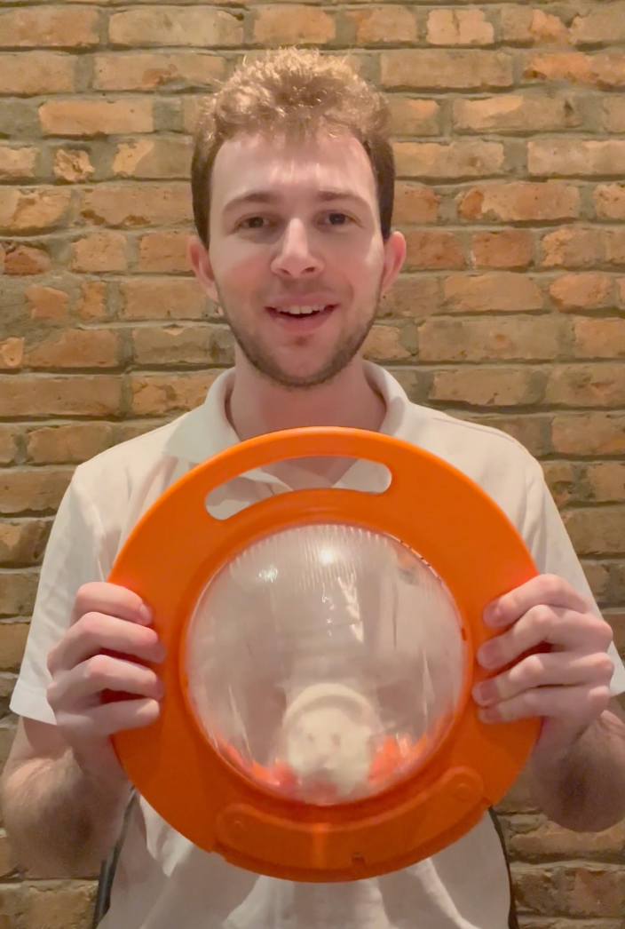 Happyhabitatsの創業者と、主力製品Haloとその中で走るハムスター